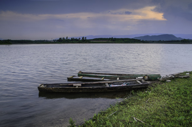 湖上的木船风景优美图片下载