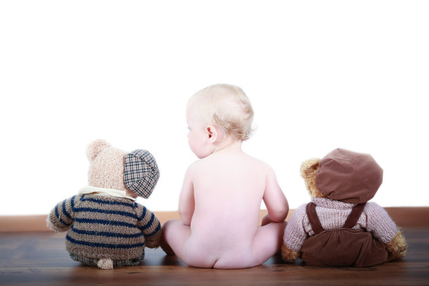 一个被泰迪熊射中后背的孩子图片下载