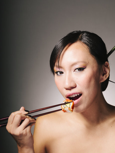 品尝寿司图片下载