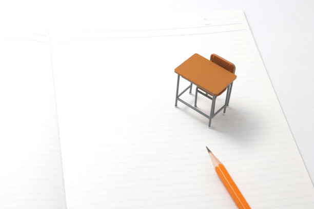 笔记本，铅笔和小书桌图片下载