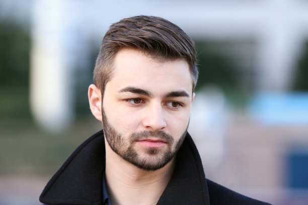 随意的年轻人肖像图片下载