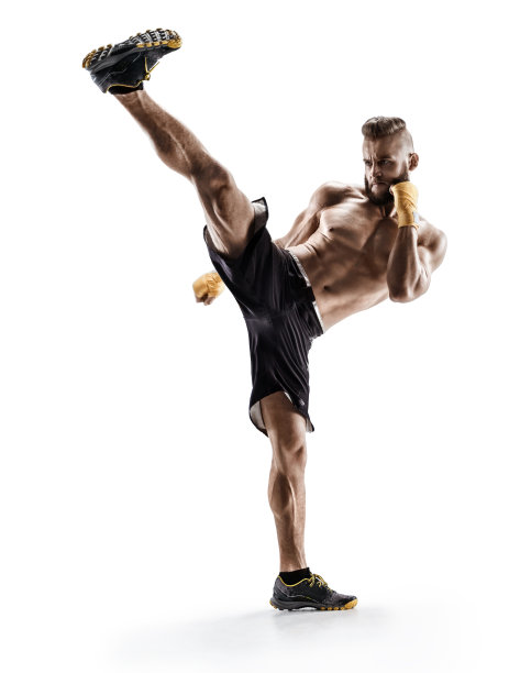 男人在练习跆搏练习，用腿向前踢。图片下载