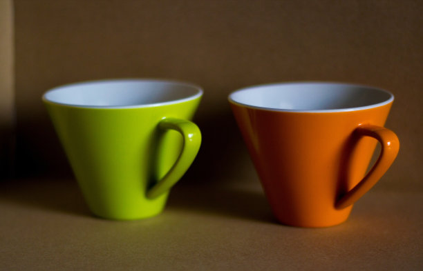 橙色和绿色的杯子图片下载