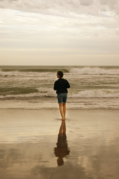 水中倒影的女孩图片下载