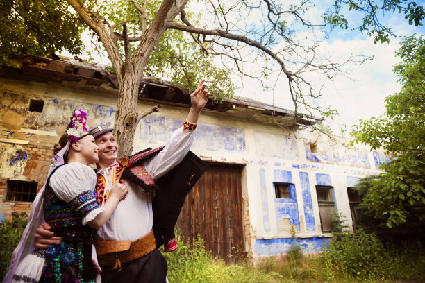 在老房子旁边相爱的夫妇图片下载