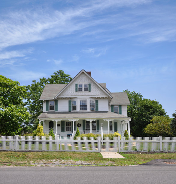 郊区家庭白色尖桩篱笆图片下载