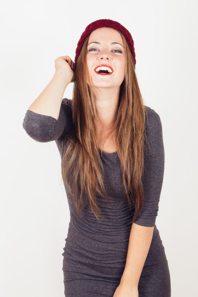 快乐的冬天女孩跳舞图片下载