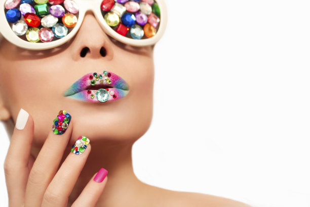 用水晶化妆和修指甲。图片下载