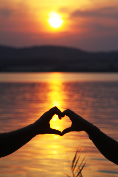 夕阳中的心图片下载