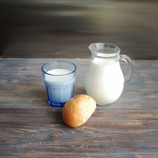 一壶牛奶，一杯牛奶和面包卷图片下载