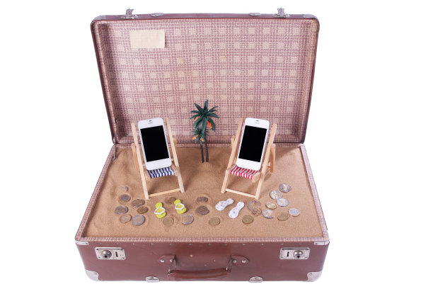 沙滩上有两部手机图片下载