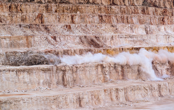 炸药在矿井中爆炸图片下载