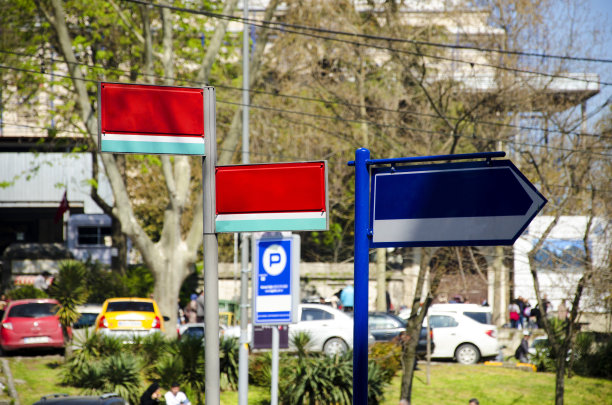 概念上的单向道路标志着选择和决定图片下载