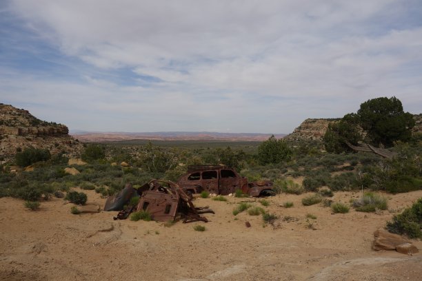 犹他州埃斯卡兰特的一辆废旧汽车图片下载