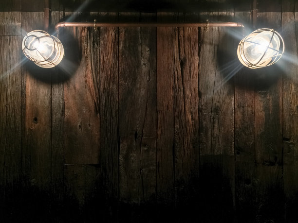 深色木质背景纹理，垃圾工业室内与灯泡图片下载