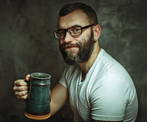 快乐的人喝着杯子里的啤酒图片下载