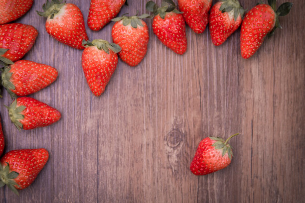 草莓与经典的黑色背景图片下载