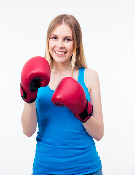 戴着拳击手套的快乐女人图片下载