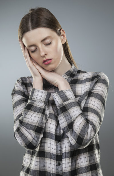 熟睡的女孩图片下载