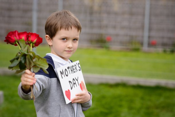 男孩给他妈妈自制的贺卡图片下载