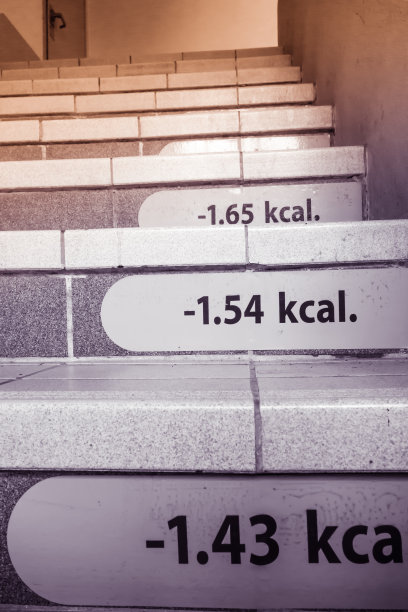 阶梯减肥成功的概念与卡路里标签图片下载