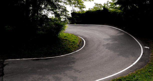 曲线上道路行驶图片下载