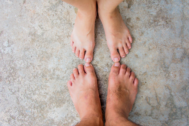 两脚踩在水泥地上图片下载