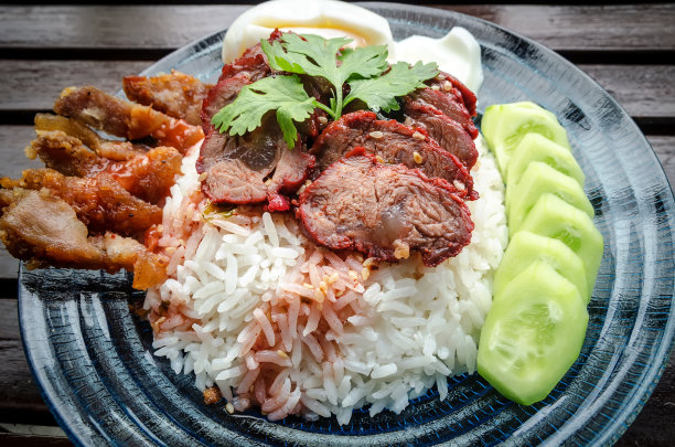 复古风格的烤猪肉米饭。图片下载