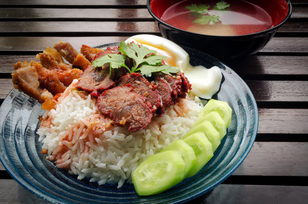 复古风格的烤猪肉米饭。图片下载