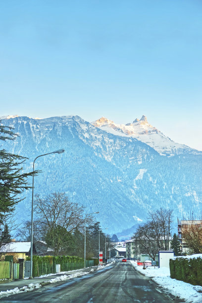 山景路在小镇在冬天瑞士图片下载