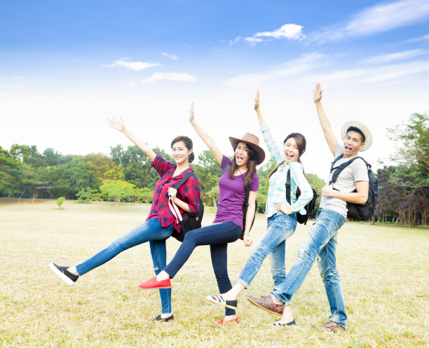 青年群体享受度假和旅游理念图片下载