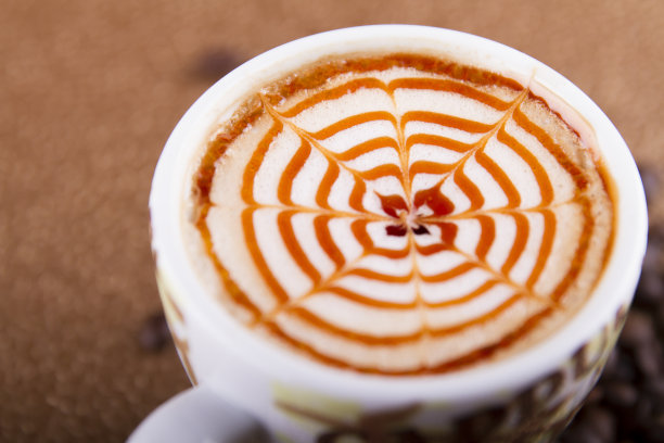 一杯新鲜的焦糖拿铁加鲜奶油图片下载