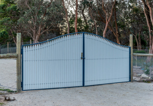 白色木制车道门图片下载