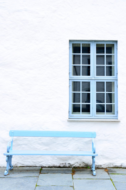 浅蓝色的长凳和窗户图片下载