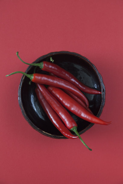红色背景上的红辣椒图片下载