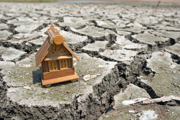 干地上的木屋图片下载