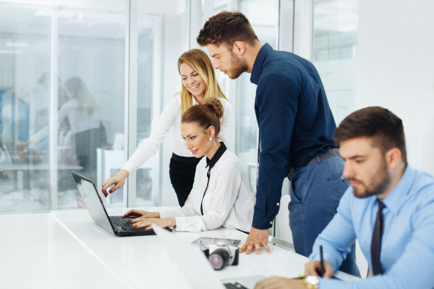 年轻的设计师团队进行设计谈判图片下载