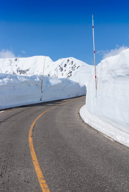 沿着雪走廊的弯道，日本的阿尔卑斯山，日本图片下载