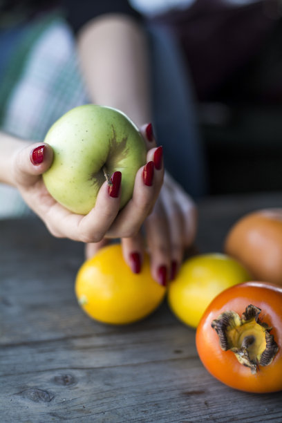 手持新鲜苹果图片下载