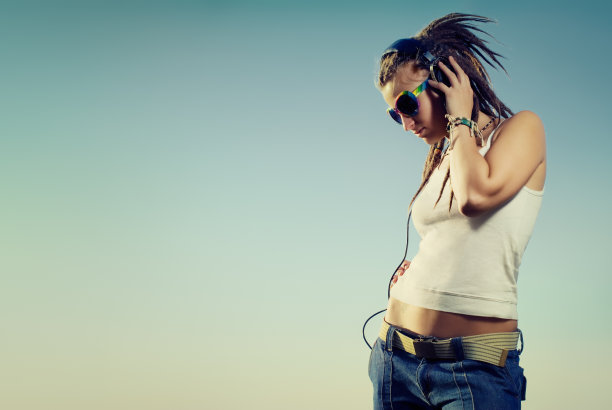 女孩戴着耳机图片下载