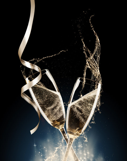 黑色背景上的香槟酒杯图片下载