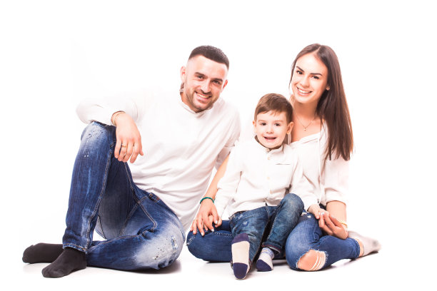 幸福年轻的家庭和漂亮的孩子摆姿势在白色的背景图片下载