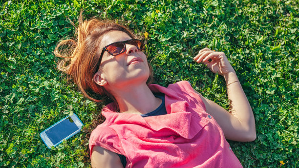 两个女人享受着现实生活图片下载