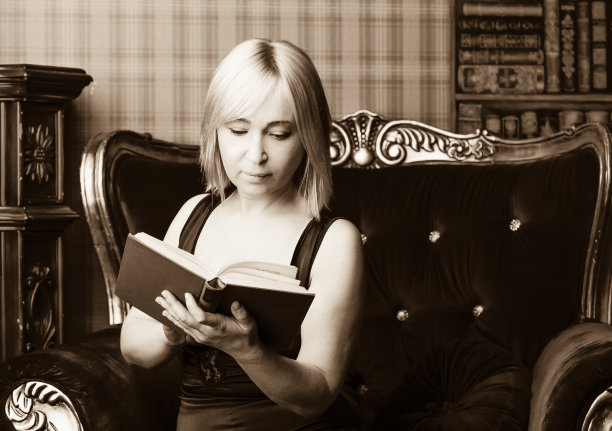 悲伤的女人读书的肖像图片下载