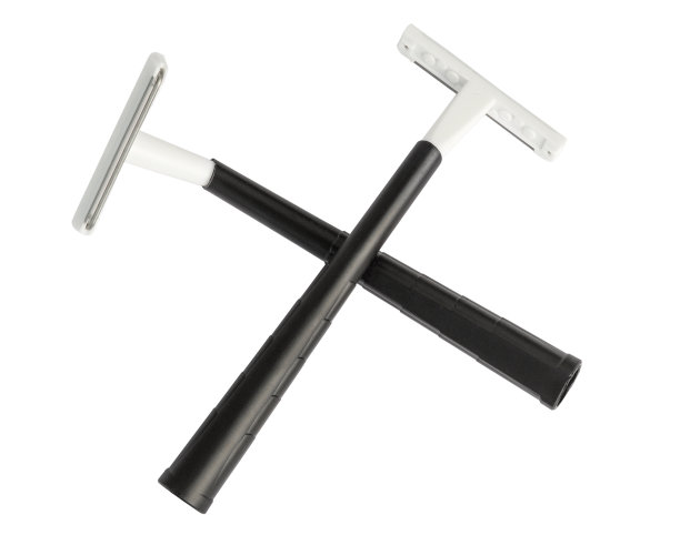 两个一次性剃须刀孤立在白色背景上图片下载