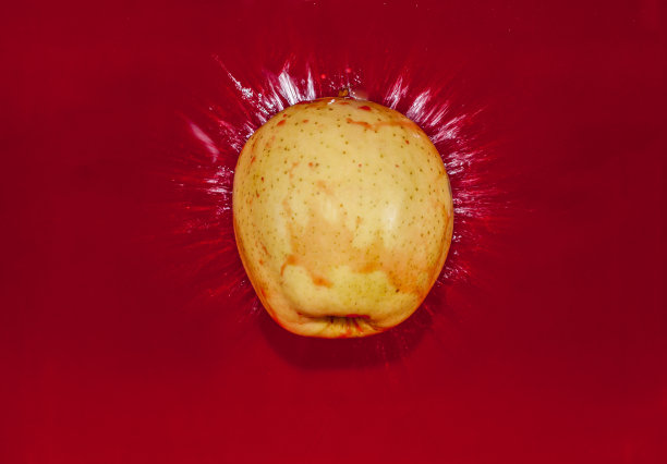 红水里的黄苹果图片下载