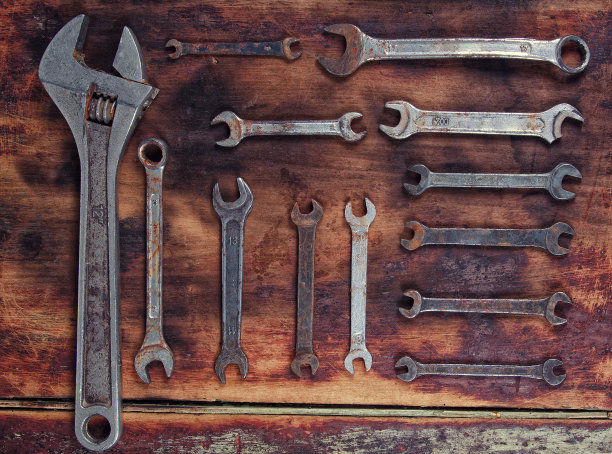 桌子上的旧工具图片下载