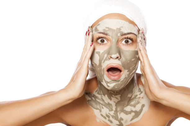 戴着口罩的震惊年轻女孩图片下载