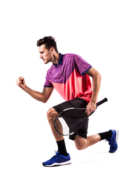 一个年轻的男子网球运动员庆祝他的成功的肖像图片下载