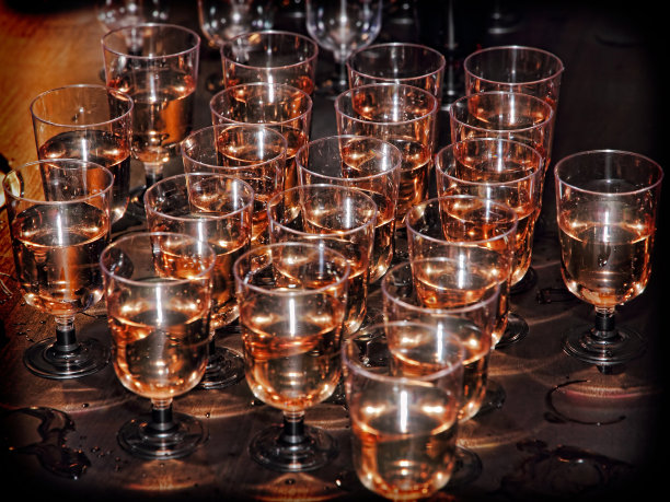 在夜总会的假日接待桌上用玻璃杯盛着的酒。图片下载